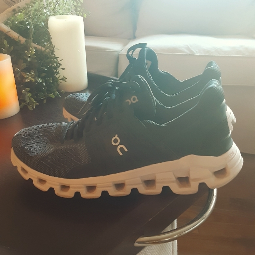 ON oncloud running shoes sz 8.5